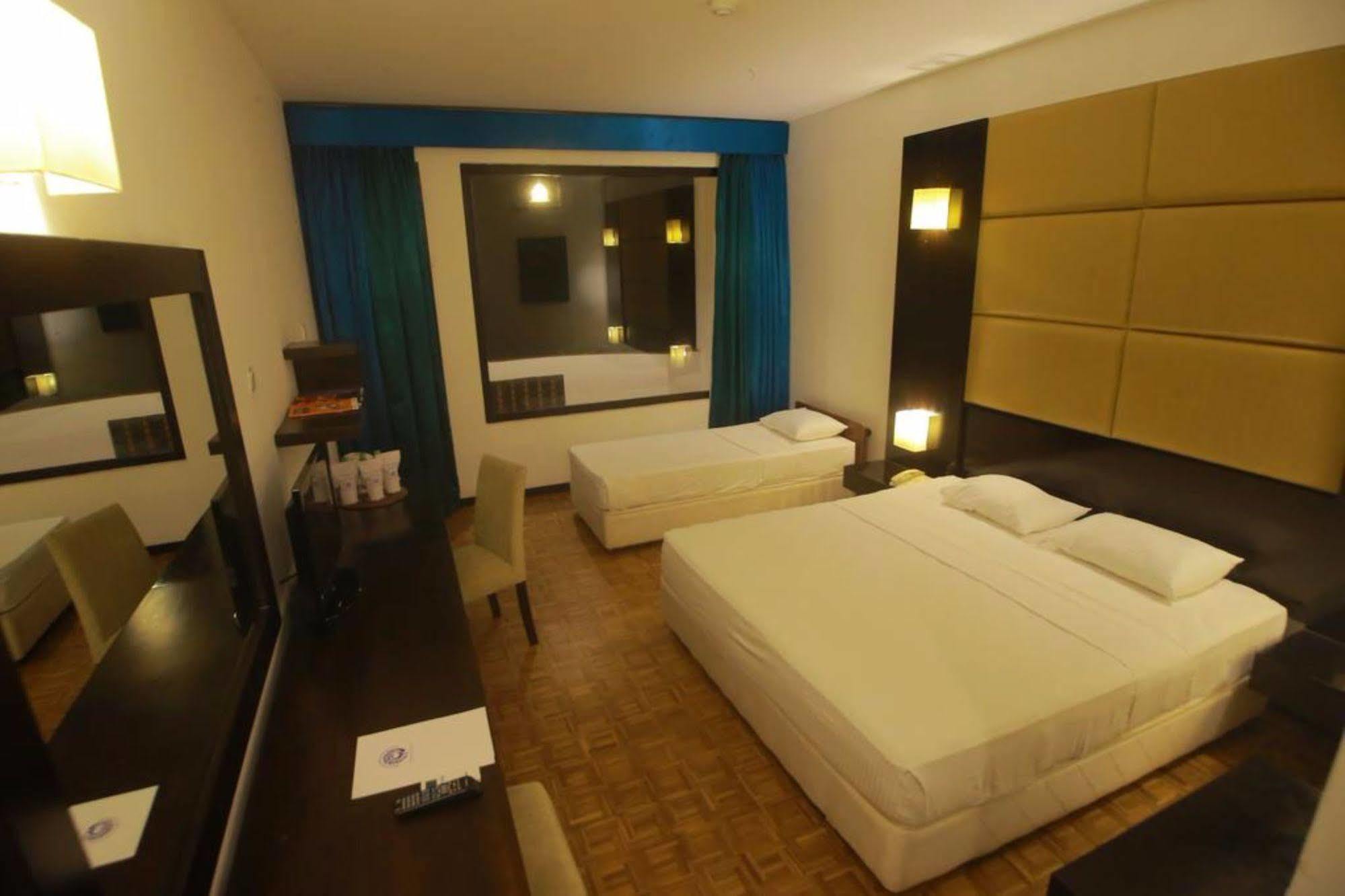 Peacock Beach Hotel Hambantota Exterior foto