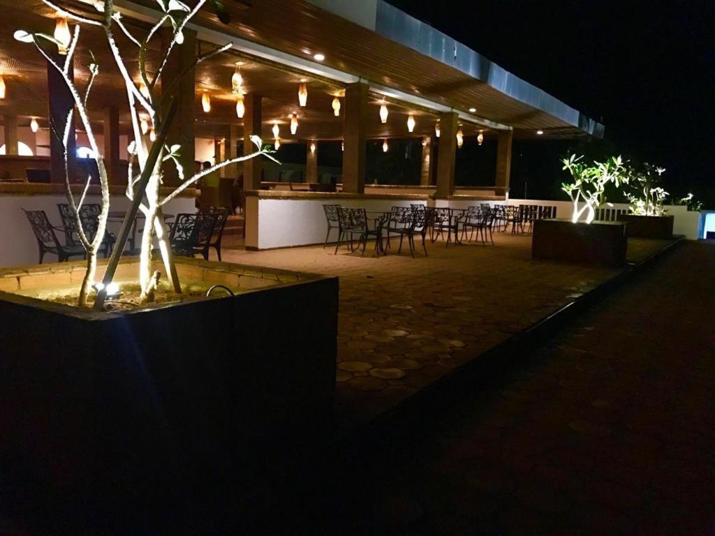 Peacock Beach Hotel Hambantota Exterior foto