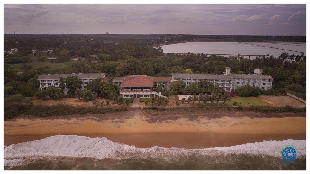 Peacock Beach Hotel Hambantota Exterior foto