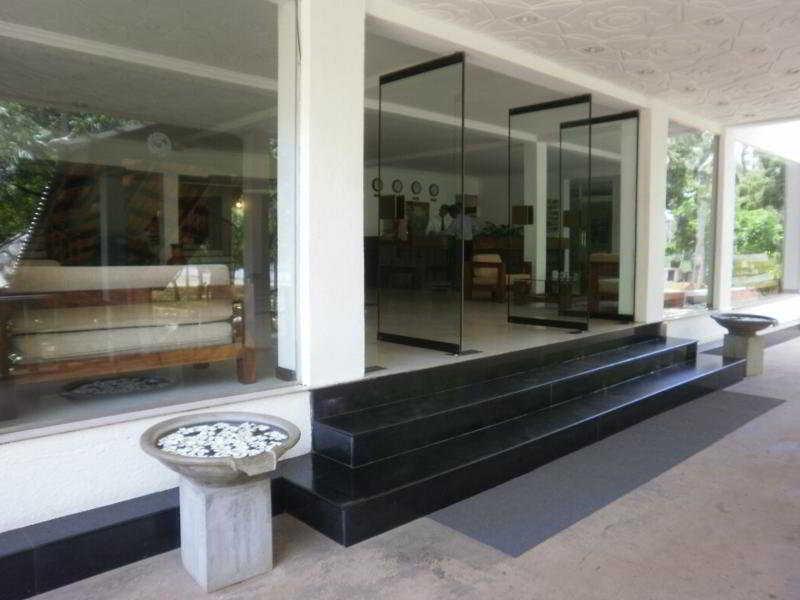 Peacock Beach Hotel Hambantota Exterior foto